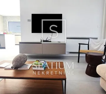 SVETI LOVREČ, MODERNA VILA S BAZENOM I VRHUNSKOM OPREMOM U MIRNOM OKRUŽENJU - cover