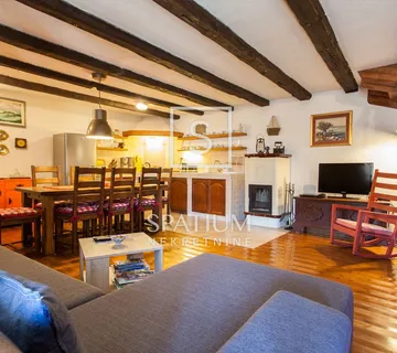 MATULJI, RENOVIRANA AUTOHTONA KUĆA S BAZENOM - cover