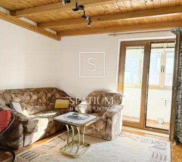 CRIKVENICA, STAN S GALERIJOM NA DOBROJ LOKACIJI - cover