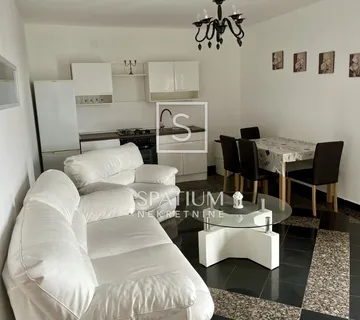 NOVI VINODOLSKI, DVOETAŽNI STAN UDALJEN 150 METARA OD MORA I PLAŽE - cover