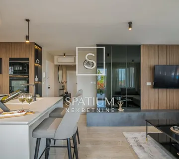 MALINSKA, KRK, LUKSUZAN STAN S BAZENOM NADOMAK MORA - cover