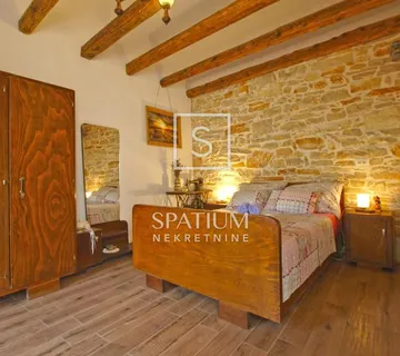 MEDULIN, KAMENA KUĆA U BLIZINI MORA - cover