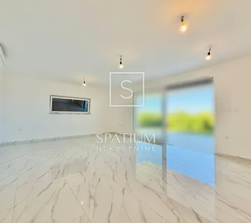 MALINSKA, OTOK KRK, STAN U NOVOGRADNJI S OKUĆNICOM - cover