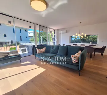 KOSTRENA, OBITELJSKI STAN U BLIZINI MORA - cover