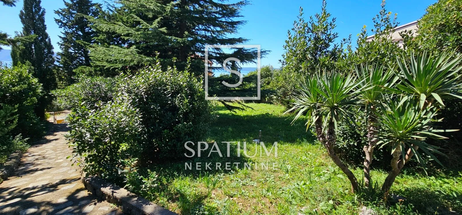 NOVI VINODOLSKI, TEREN 1057m2 I KUĆA, SAMO 100m DO MORA - cover