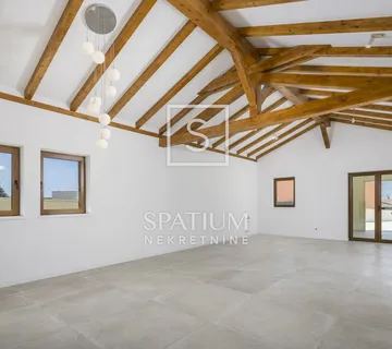 TINJAN, MODERNA NOVOGRADNJA S BAZENOM U MIRNOM OKRUŽENJU - cover