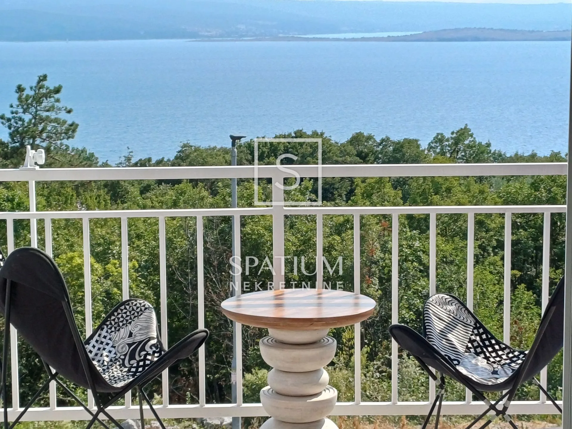 DRAMALJ, NOVOUREĐENI STAN S POGLEDOM U NOVIJOJ ZGRADI - cover