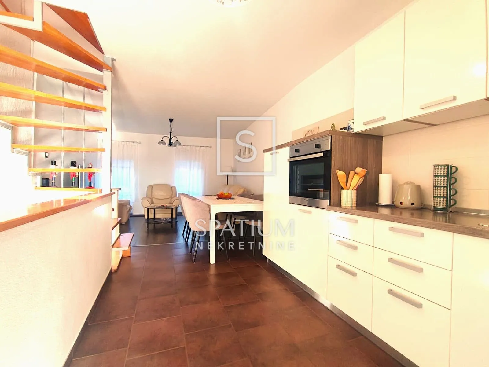 MOTOVUN, CENTAR, KOMPLETNO RENOVIRANA KAMENA KUĆA S DVORIŠTEM - cover