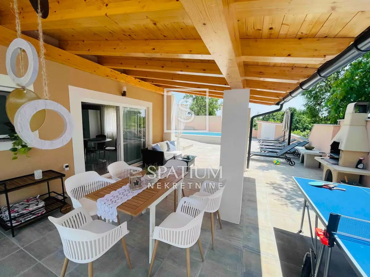 BARBAN, KUĆA SA DVA ODVOJENA STANA I BAZENOM - cover