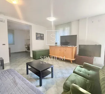 KRIMEJA, TROSOBAN STAN ZA DUGOROČNI NAJAM STUDENTI/RADNICI - cover