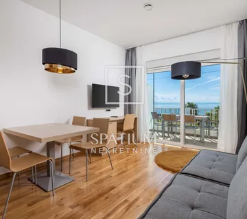 IČIĆI, APARTMAN S BAZENOM I PARKINGOM BLIZU MORA - cover