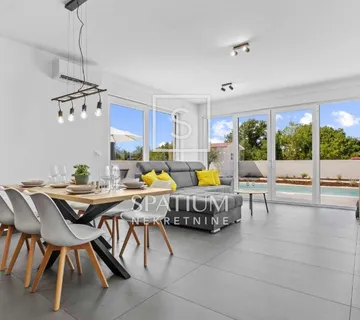 SVETVINČENAT, OKOLICA, MODERNA PRIZEMNICA S GRIJANIM BAZENOM - cover