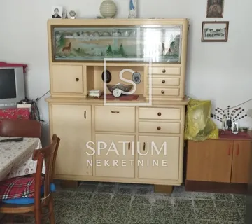 KLANA, KUĆA U NIZU - cover