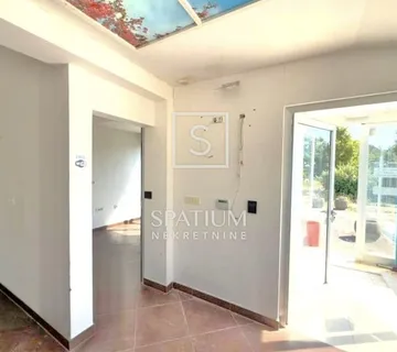 ŠAPJANE, POSLOVNO - STAMBENA ZGRADA S VELIKOM OKUĆNICOM - cover