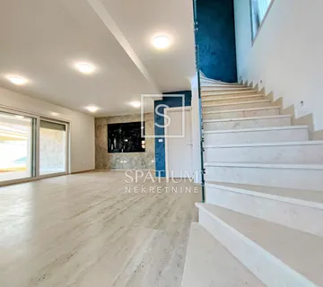 BUJE, MODERNA DVOJNA KUĆA S BAZENOM I LJETNOM KUHINJOM NA MIRNOJ LOKACIJI - cover