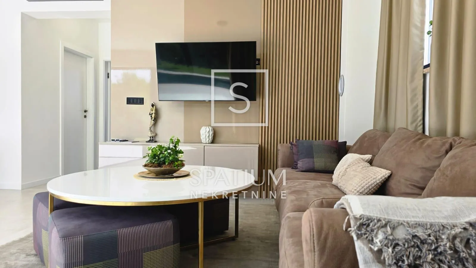 LABIN, VILA SA BAZENOM - cover