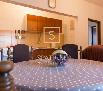 SENJ, KUĆA S OKUĆNICOM NA ODLIČNOJ LOKACIJI - cover