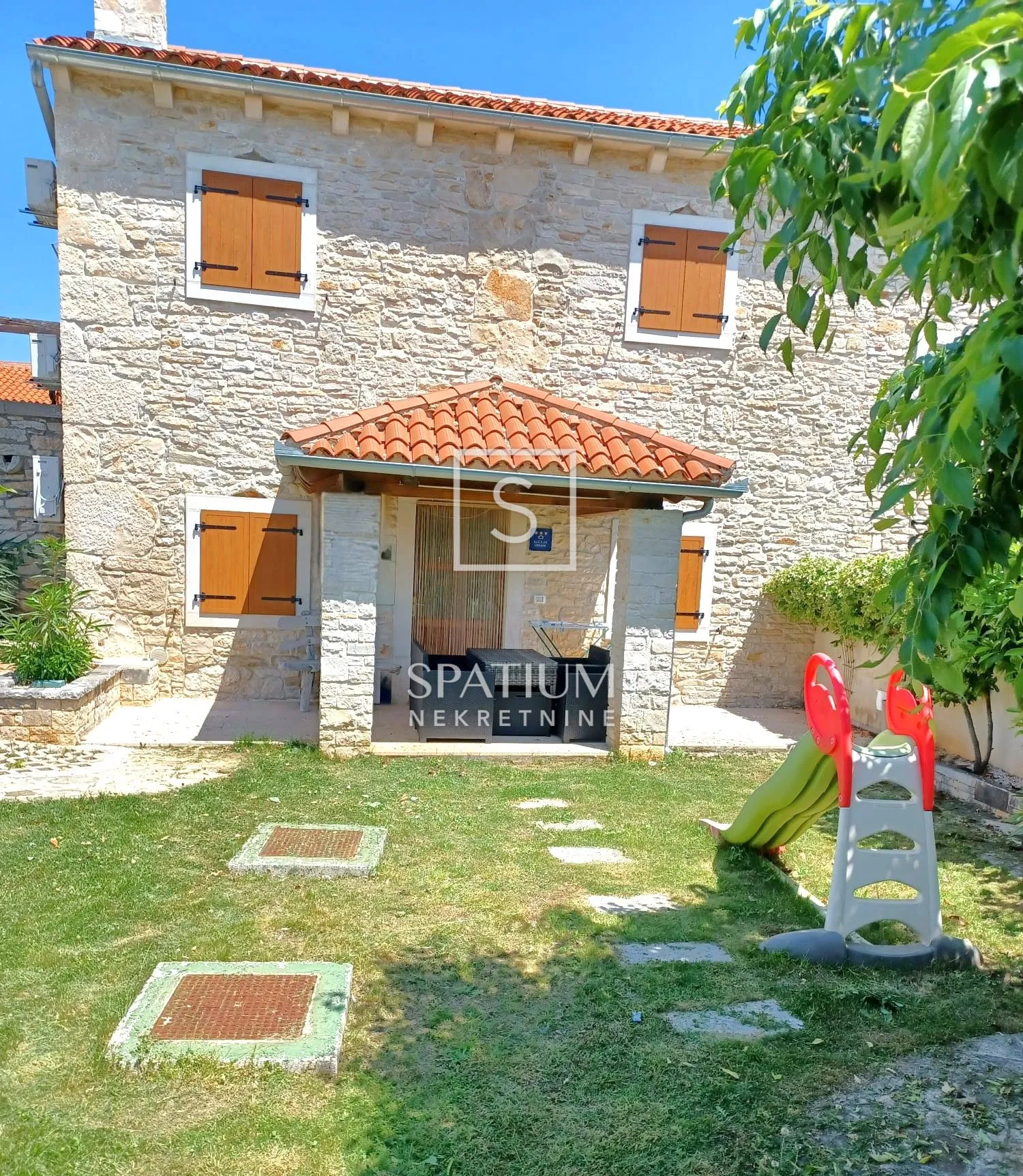 ŠARIĆI, MARČANA, KAMENA KUĆA S BAZENOM - cover