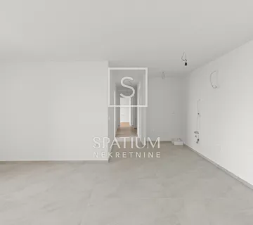 NOVIGRAD, ISTRA, DVOSOBAN STAN U PRIZEMLJU MODERNE NOVOGRADNJE S VRTOM  S2 - cover