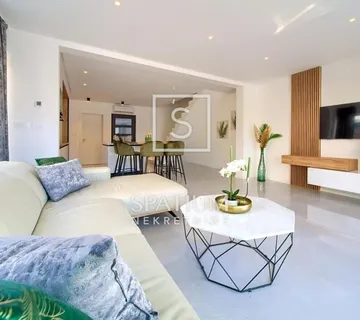 MALINSKA, KOMFORAN STAN S VLASTITIM BAZENOM I OKUĆNICOM - cover