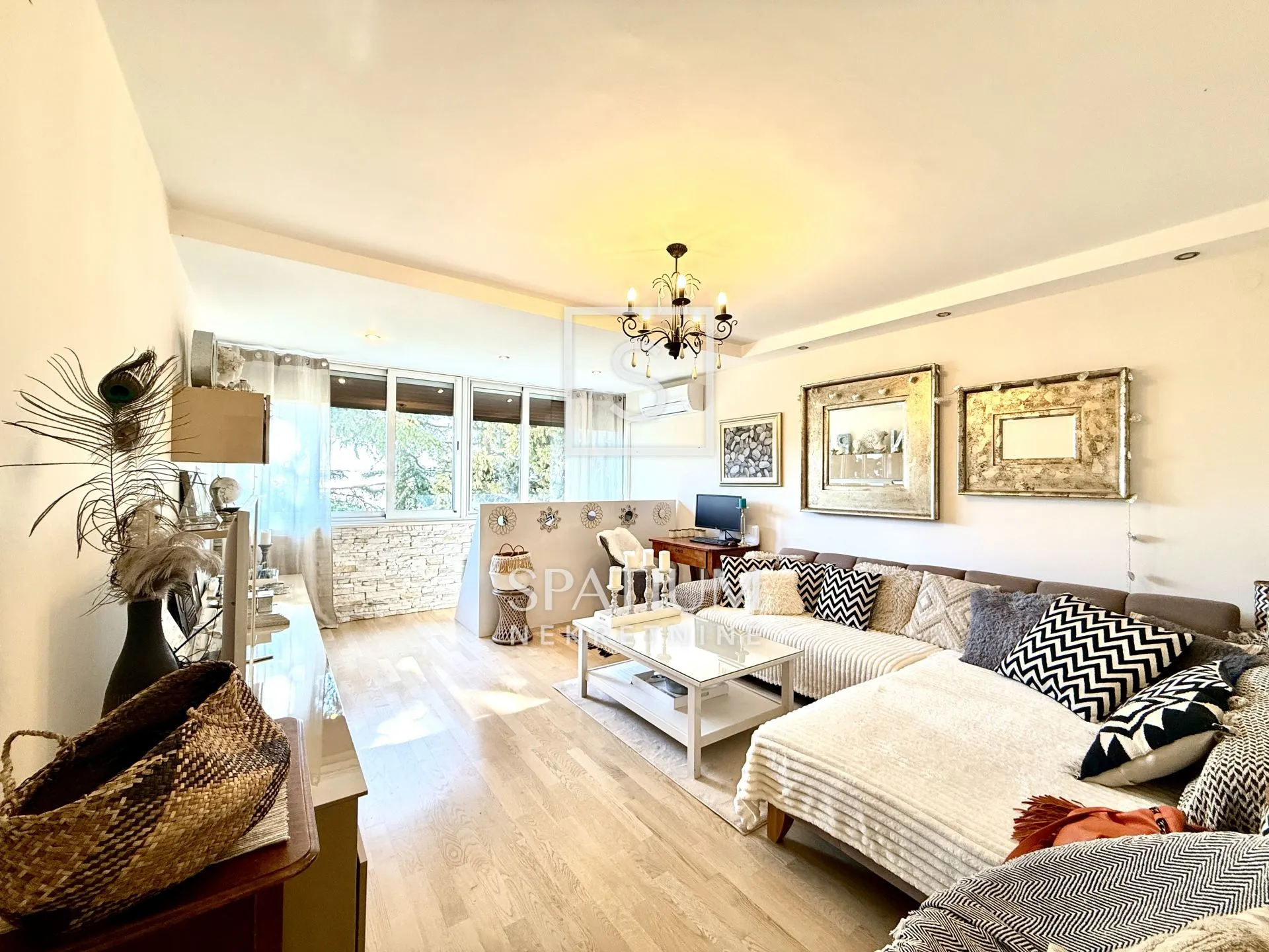 KRIMEJA, ODLIČAN STAN U BLIZINI CENTRA - cover