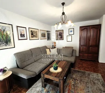 PODMURVICE, TROSOBAN STAN S POGLEDOM NA MORE - cover