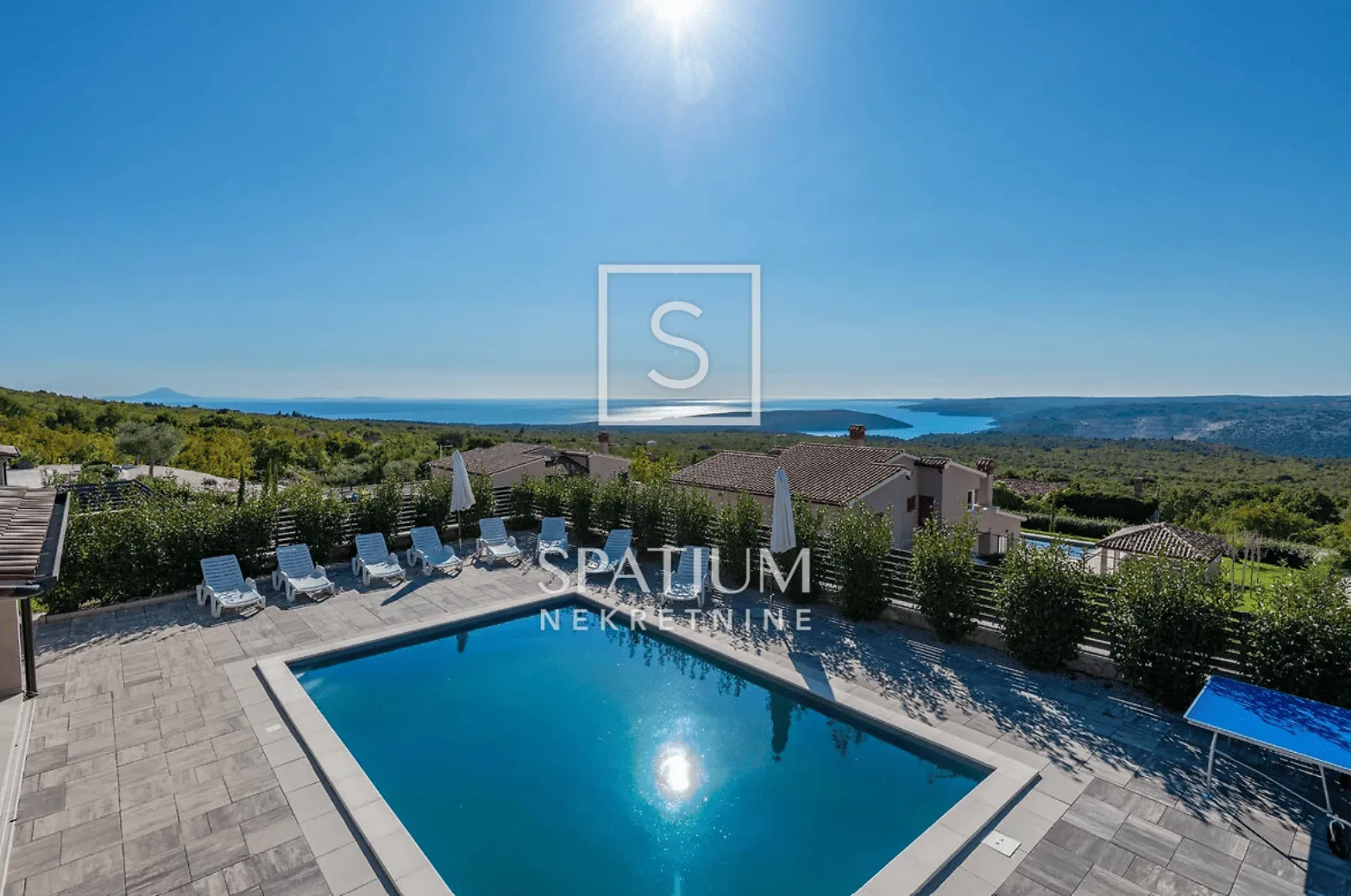 LABIN, KUĆA S DVA STANA I BAZENOM, POGLED NA MORE - cover