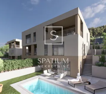 KOSTRENA, NOVOGRADNJA - TROETAŽNI OBITELJSKI STAN S BAZENOM - cover