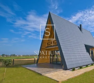 KARLOVAC, PREDIVNA DRVENA KUĆA UZ KUPU U OKOLICI KARLOVCA - cover