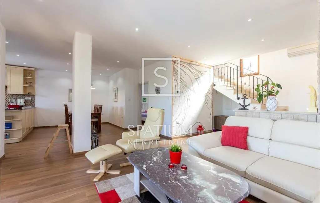 KOSTRENA, KUĆA S BAZENOM ZA NAJAM - cover