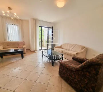 NOVI VINODOLSKI, APARTMAN S TERASOM, PARKINGOM I VRTOM - cover