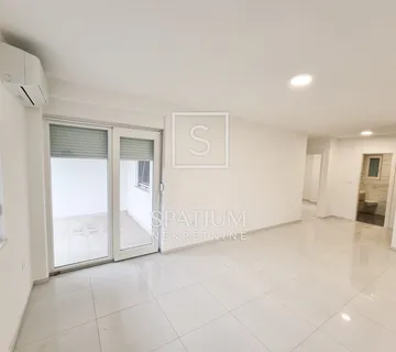 CRIKVENICA, NOVOGRADNJA, DVOETAŽNI STAN BLIZU MORA - cover