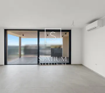 NOVIGRAD, ISTRA, DVOSOBAN STAN NA 1. KATU MODERNE NOVOGRADNJE S6 - cover