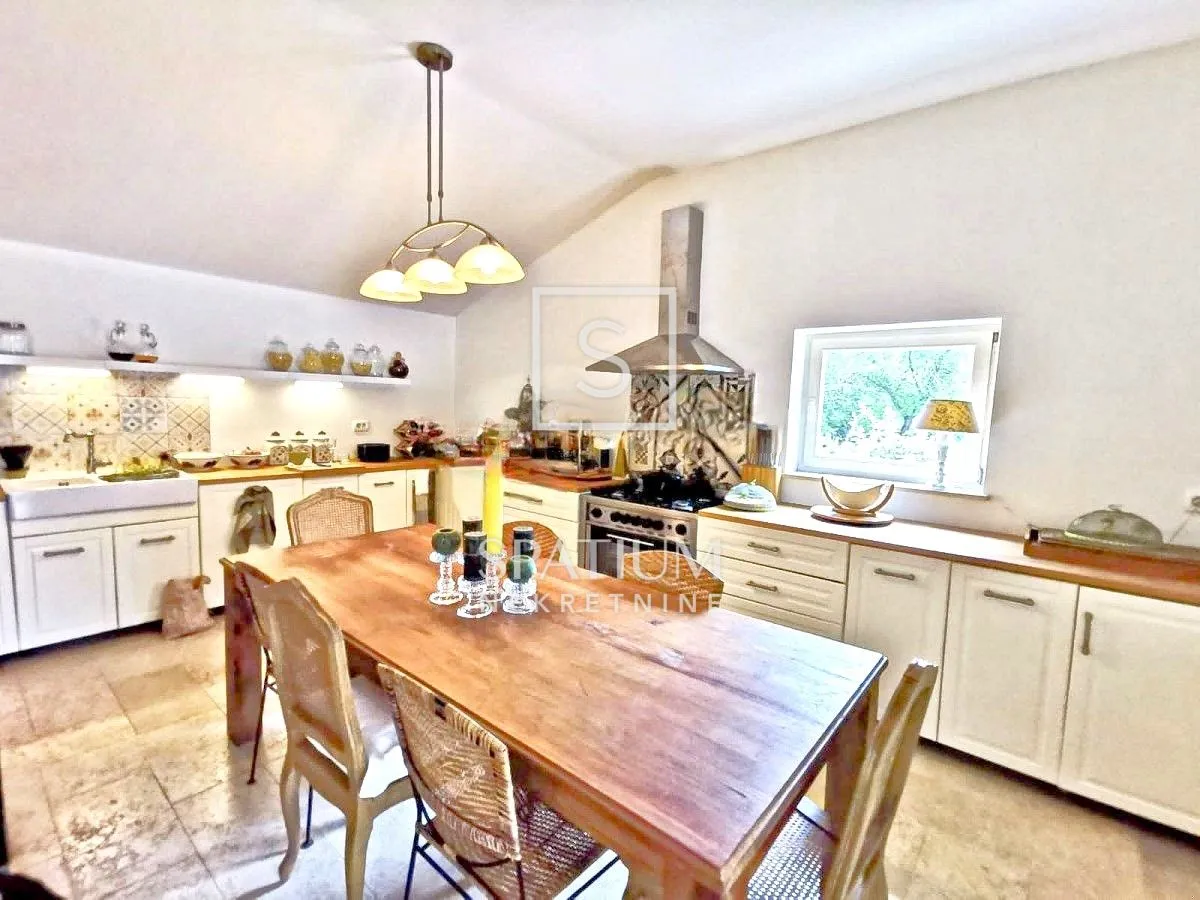 LABIN, KAMENA PRIZEMNICA S BAZENOM NA MIRNOJ LOKACIJI - cover