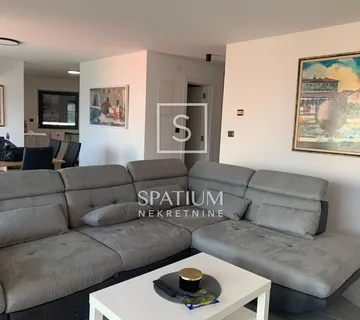 KRIMEJA, NAJAM, OBITELJSKI STAN S POGLEDOM U NOVOGRADNJI - cover