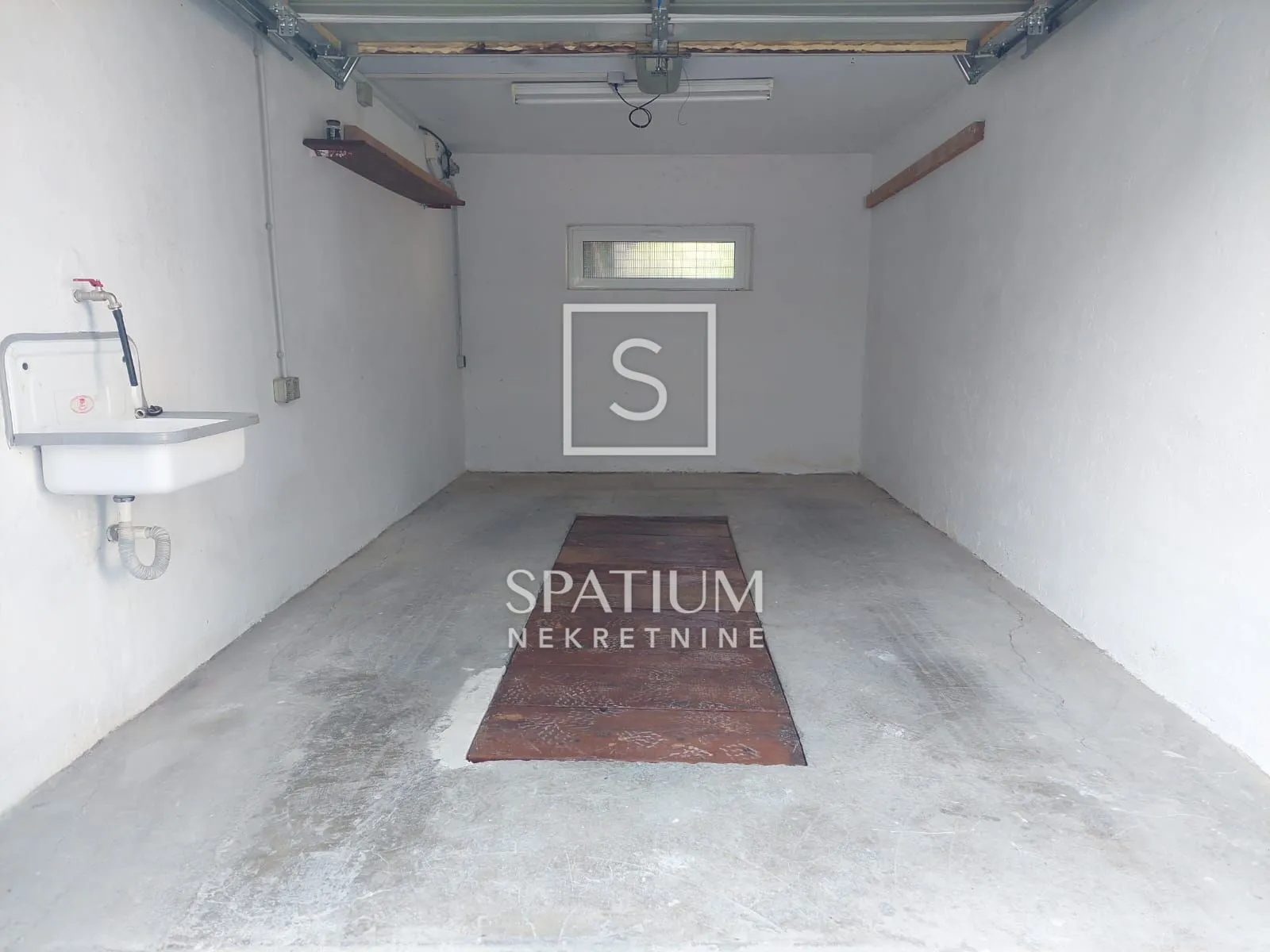 BELVEDER, GARAŽA S VODOM I STRUJOM POVRŠINE 17M2 - cover