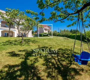 MARINIĆI, KUĆA SA DVA STANA I BAZENOM - cover