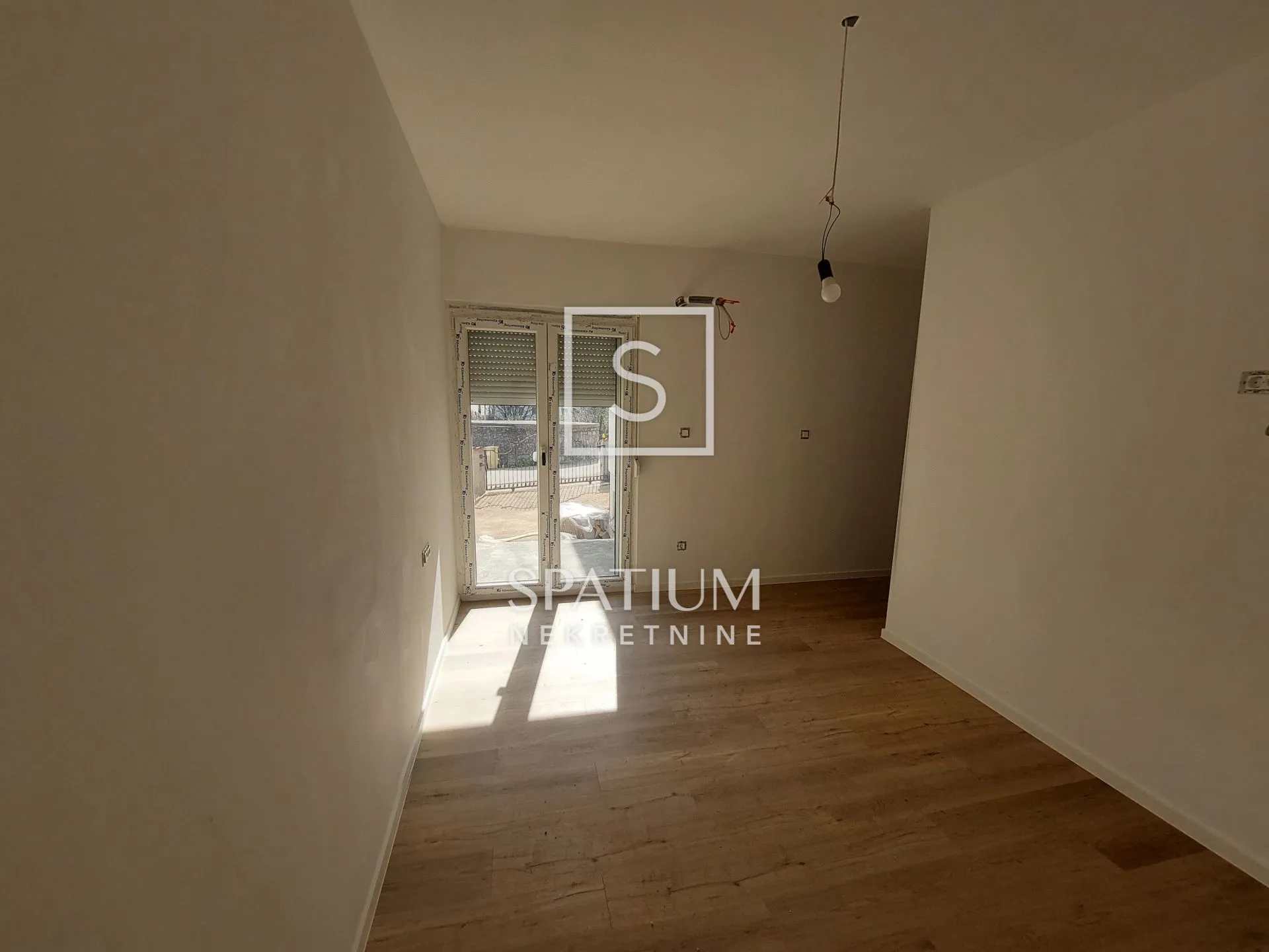 KORNIĆ, OTOK KRK, STAN U NOVOGRADNJI SA DVA PARKIRNA MJESTA - cover