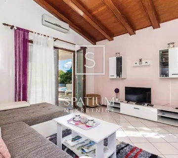 KRAS, PRIZEMNICA SA BAZENOM I LIJEPOM OKUĆNICOM - cover