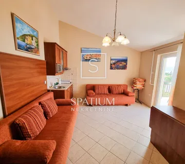 NOVI VINODOLSKI, STAN S PARKINGOM BLIZU MORA - cover