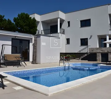 CRIKVENICA, VILA S BAZENOM I PANORAMSKIM POGLEDOM - cover