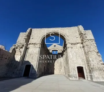 KASTAV, DVOSOBAN STAN S DNEVNIM BORAVKOM I GARAŽOM - cover