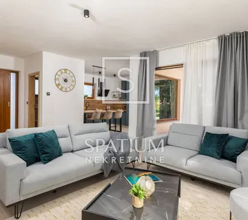 KANFANAR, KUĆA S BAZENOM NA MIRNOJ LOKACIJI - cover