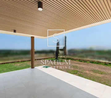 NOVIGRAD, ISTRA, DVOSOBAN STAN U PRIZEMLJU MODERNE NOVOGRADNJE S VRTOM  S3 - cover