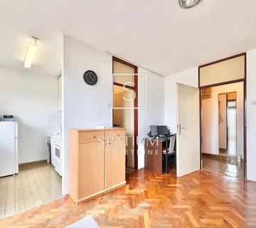 KRNJEVO, STAN S BALKONOM I VLASTITOM OKUĆNICOM - cover