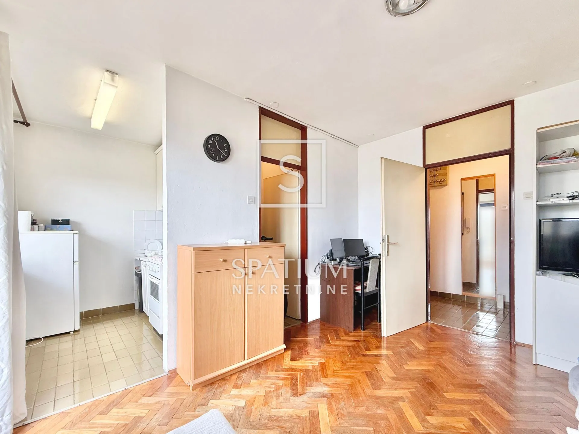 KRNJEVO, STAN S BALKONOM I VLASTITOM OKUĆNICOM - cover