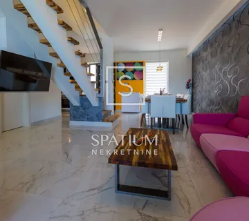 GRIŽANE, URBANA VILA U PREDIVNOM OKRUŽENJU - cover