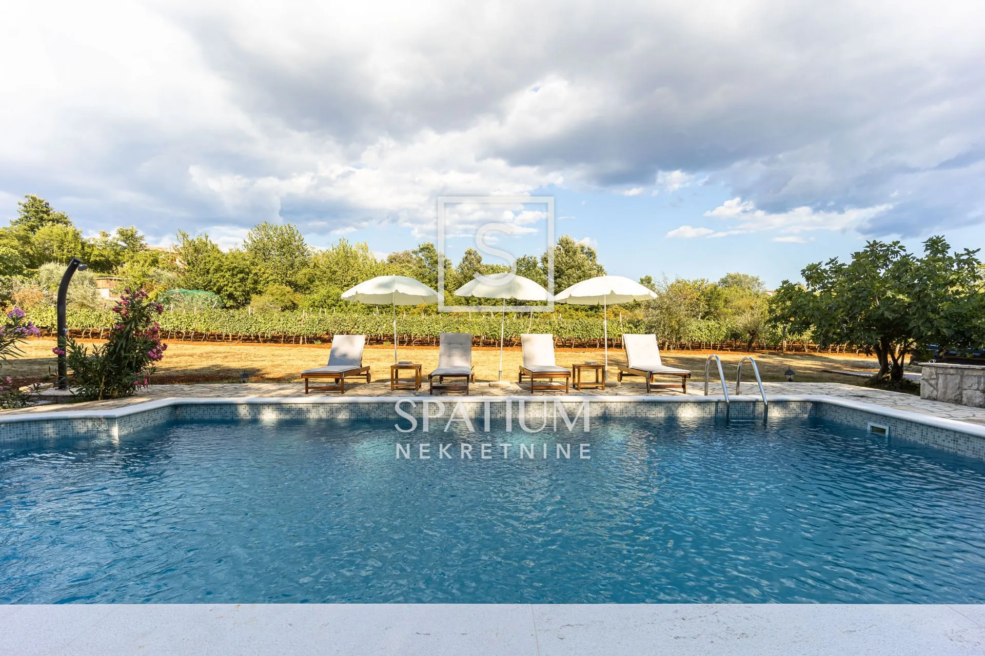 LABIN, KAMENA KUĆA SA BAZENOM NA LIJEPOJ OKUĆNICI - cover