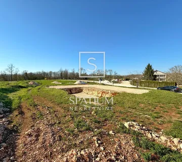 ŽMINJ, GRAĐEVINSKO ZEMLJIŠTE S GRAĐEVINSKOM DOZVOLOM I PRIKLJUČKOM STRUJE I VODE - cover