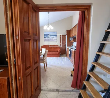 NOVI VINODOLSKI, KLENOVICA, DVA MEĐUSOBNO POVEZANA STANA  - cover